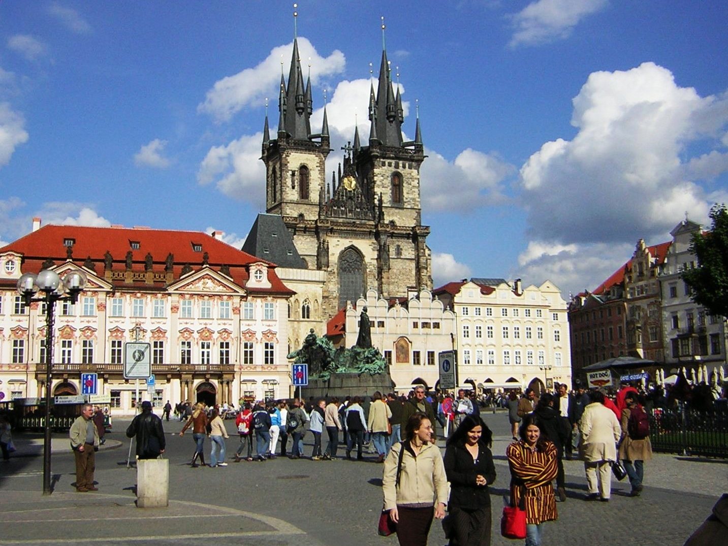 Praha_Old_Town_sq_from_St_Nicholas.JPG
