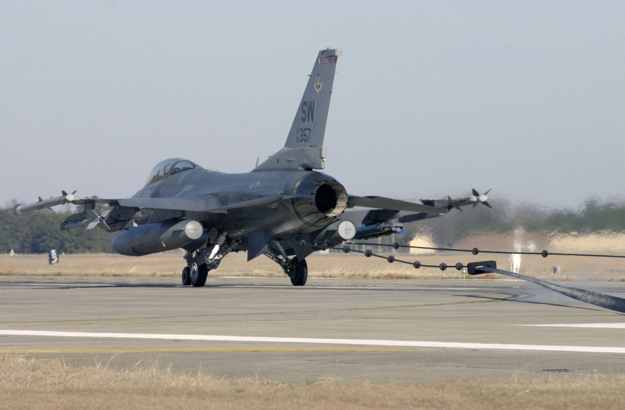 http://upload.wikimedia.org/wikipedia/commons/6/6f/USAF_F-16_hooks_an_arresting_cable.jpg