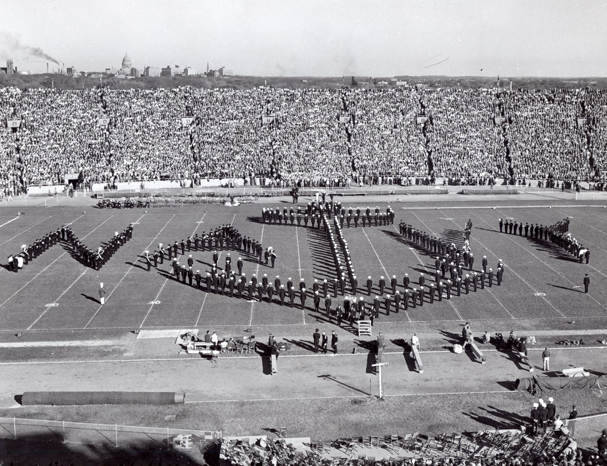 UW Band Greets Navy-adorantoj