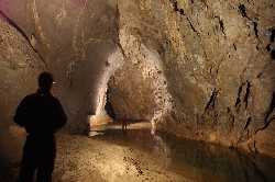 Niveau inférieur de la grotte de Chom Ong traversée par la rivière Nam Khaang.