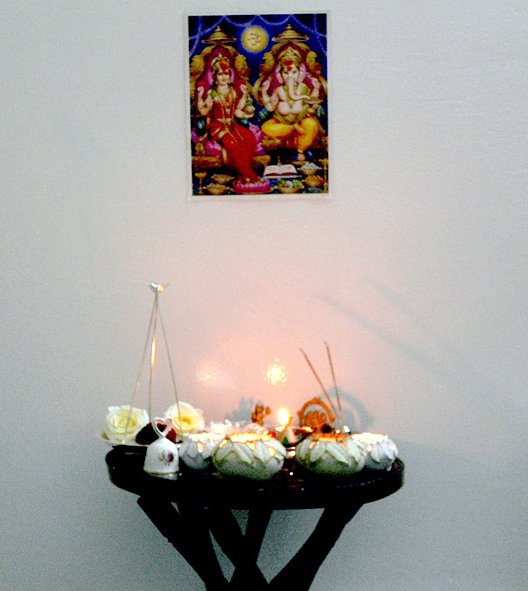 Offrandes sur une table et tableau de Ganesh