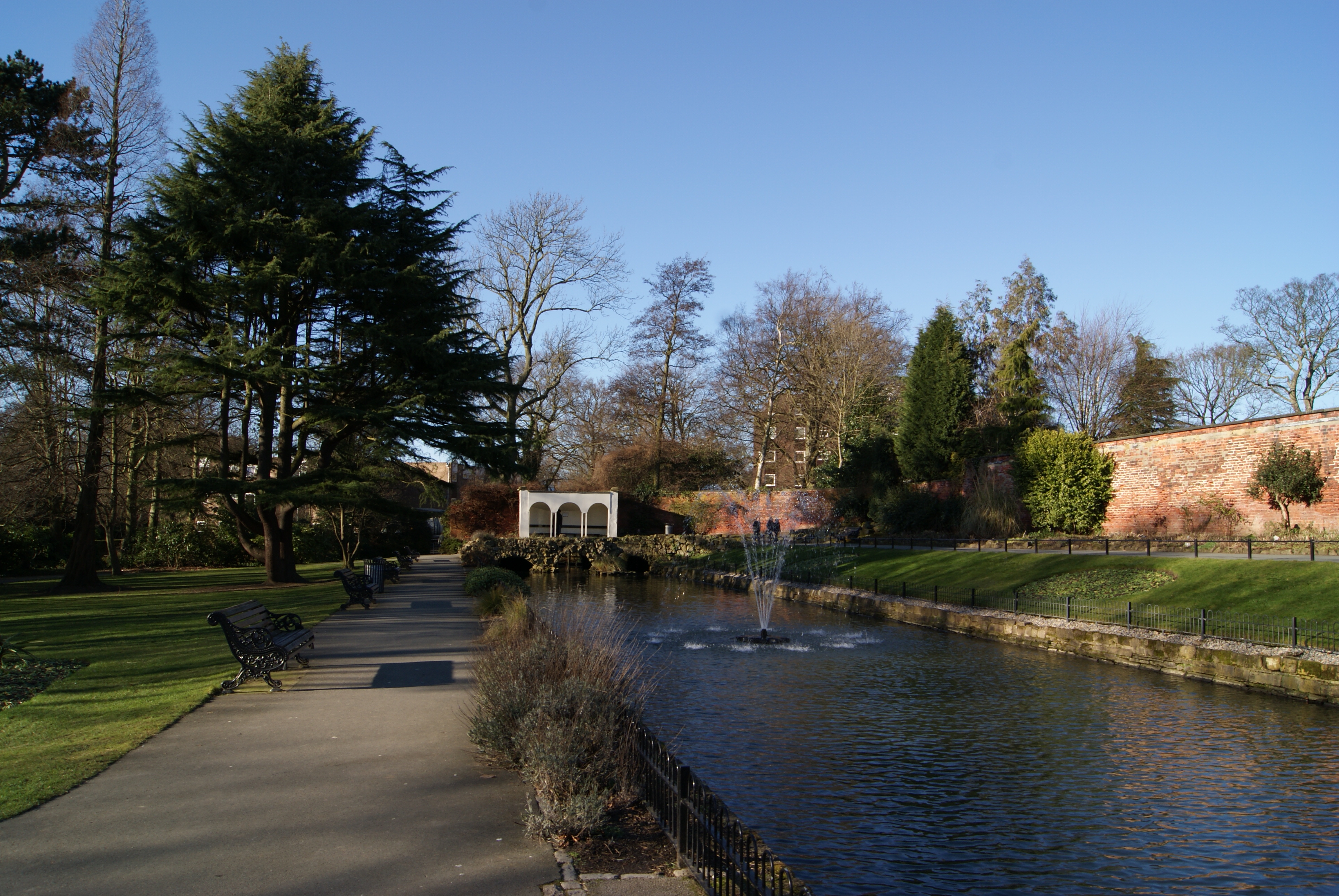 Canal_Gardens,_Roundhay_(30th_January_2010)_004.jpg