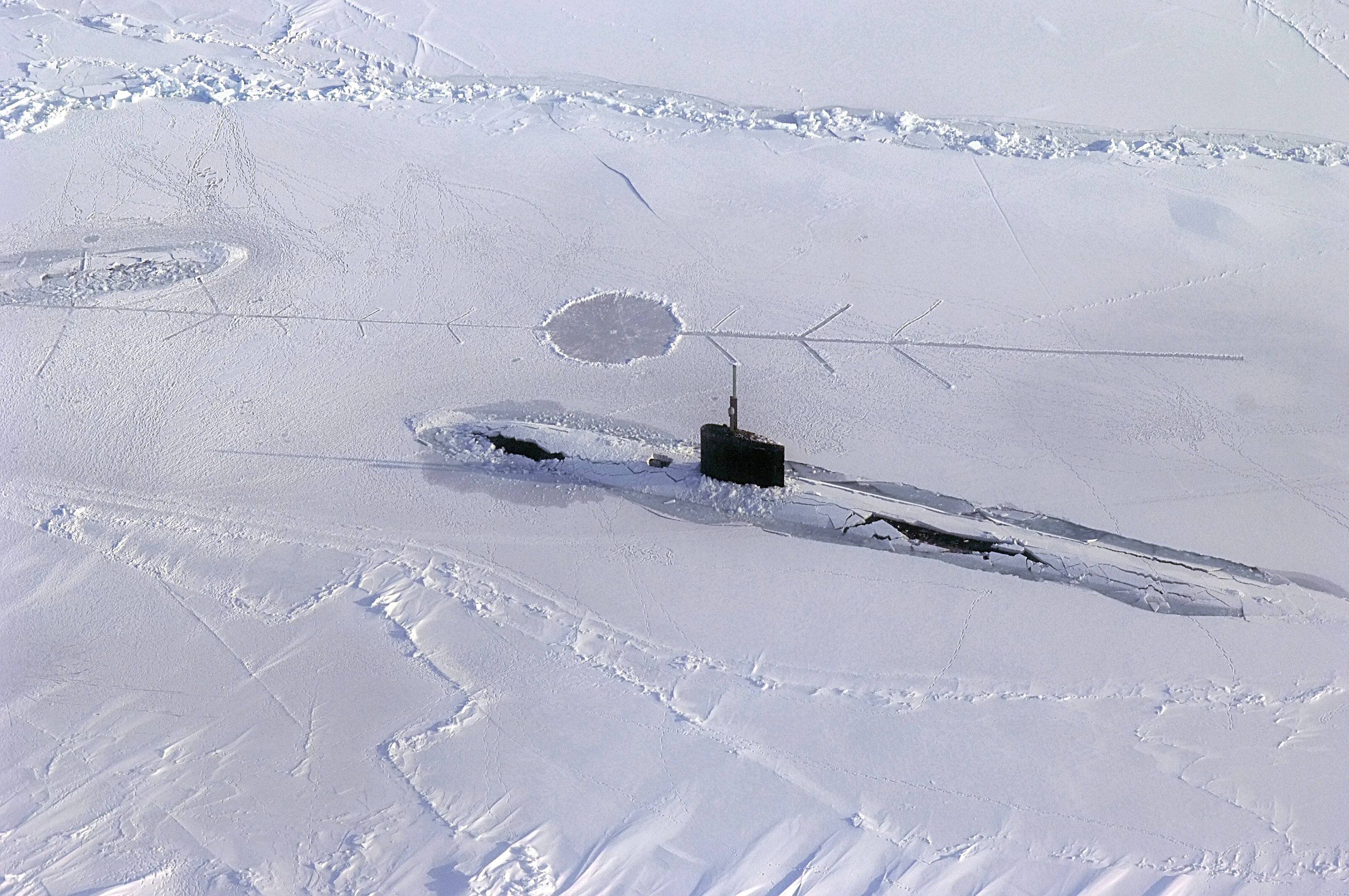 US_Navy_070318-N-3642E-473_Los_Angeles-class_fast_attack_submarine_USS_Alexandria_(SSN_757)_is_submerged_after_surfacing_through_two_feet_of_ice_during_ICEX-07,_a_U.S._Navy_and_Royal_Navy_exercise.jpg