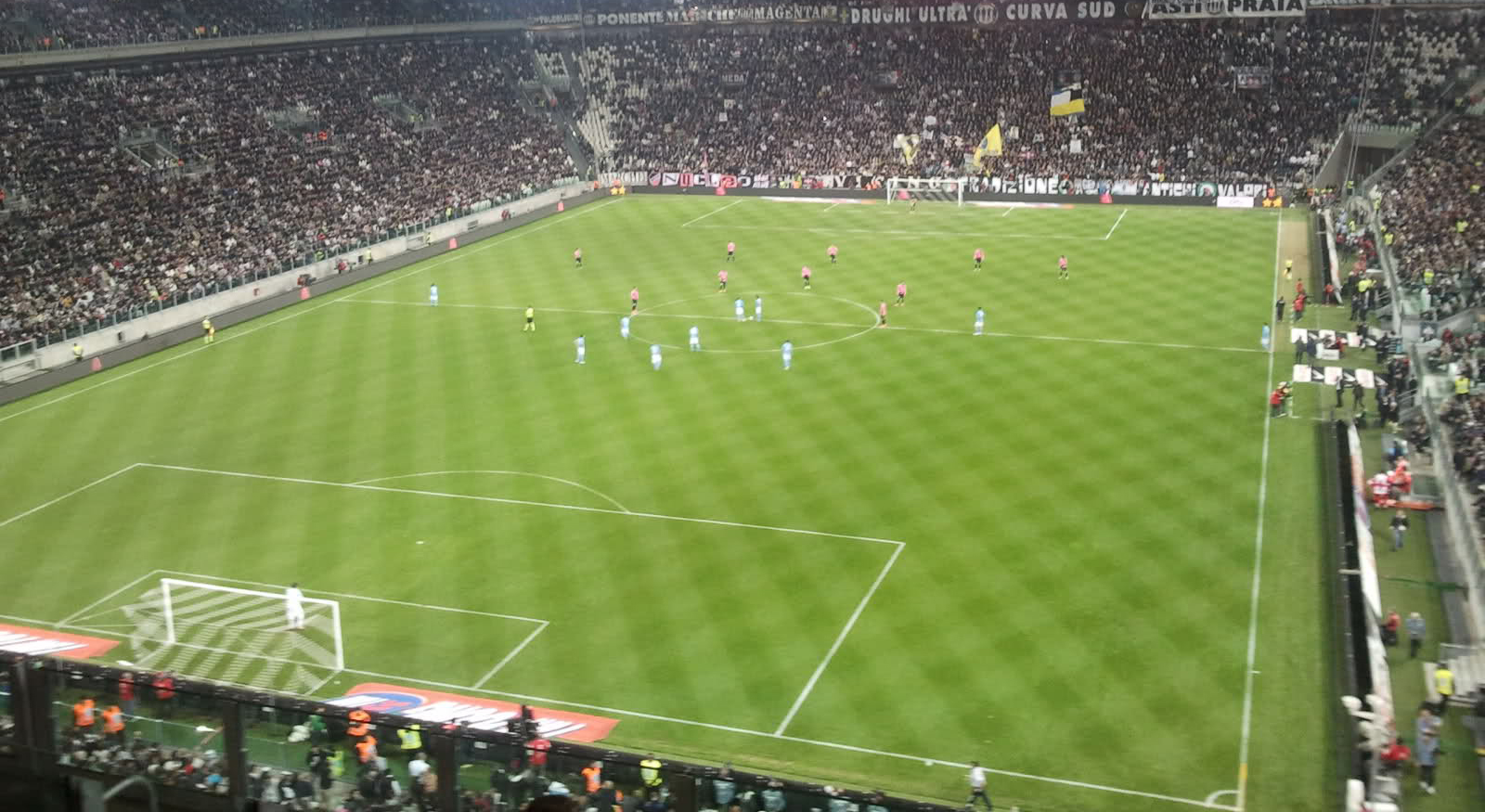 File:Inside Juventus Stadium (2).jpg - Wikimedia Commons