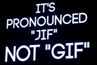 A slide with a black background. The text written in white and all-caps is: „Itʼs pronounced 'JIF' not 'GIF'.“