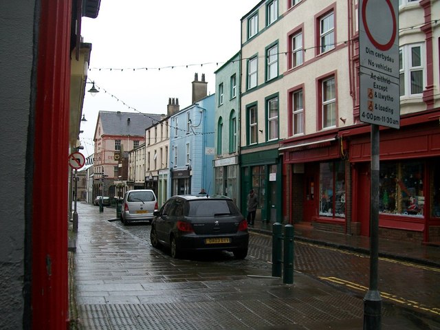 The_High_Street,_Caernarfon,_from_the_no