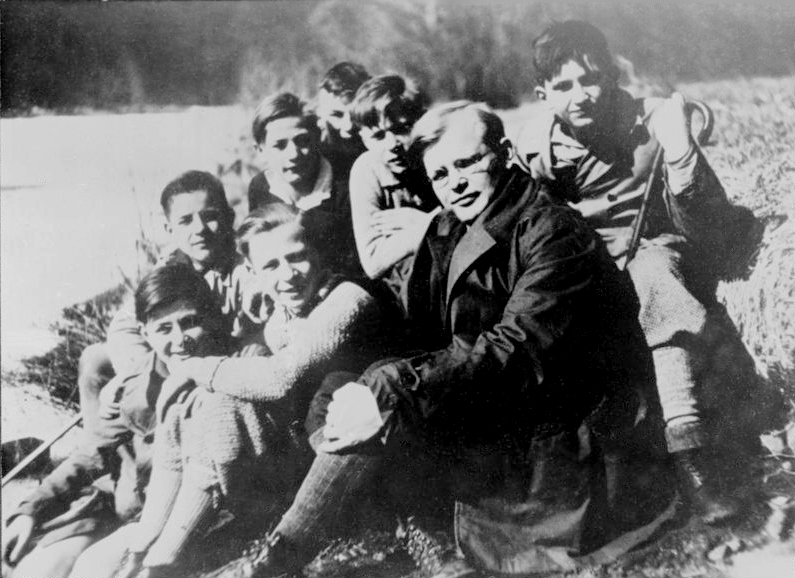 File:Bundesarchiv Bild 183-R0211-316, Dietrich Bonhoeffer mit Schülern.jpg