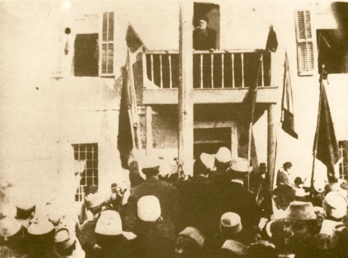 Soubor:Ismail Kemal bey Vlora speaking in Vlora 1912.jpg