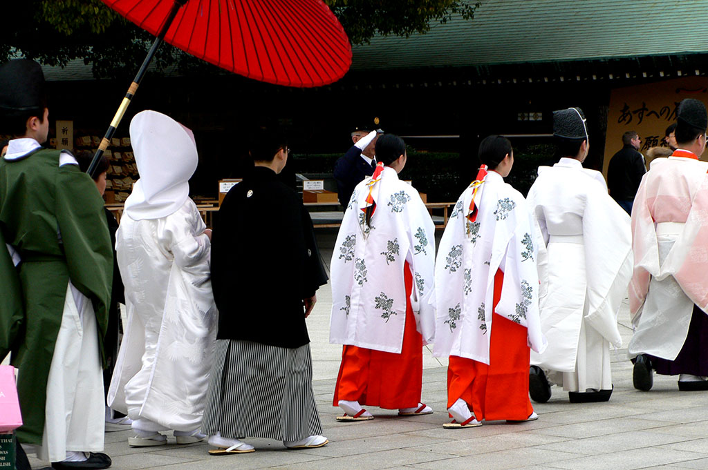 http://upload.wikimedia.org/wikipedia/commons/7/73/Meiji-jingu_wedding_procession_-_P1000847.jpg