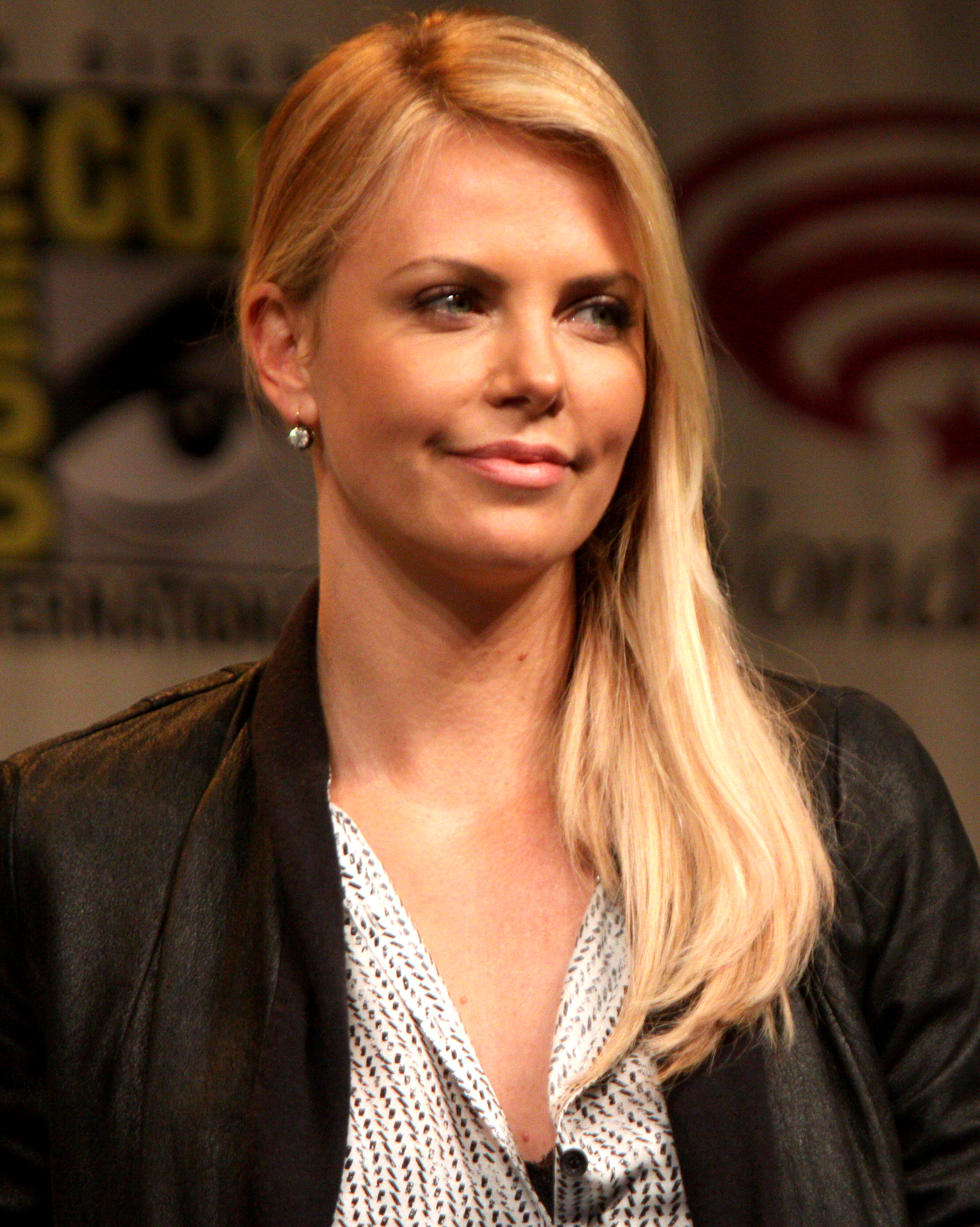 ♦ Le Jeu des Acteurs (Version HP) ♦ - Page 15 Charlize_Theron_WonderCon,_2012