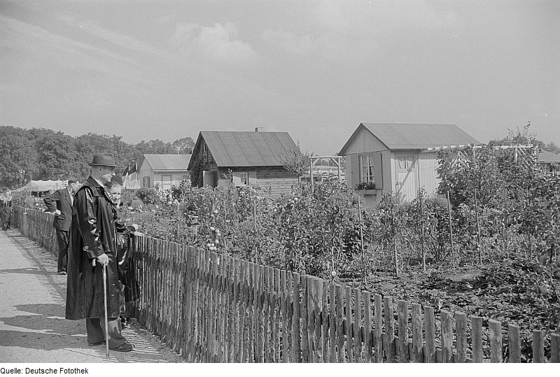 Besucher an Kleingarten 1955 - Quelle: WikiCommons