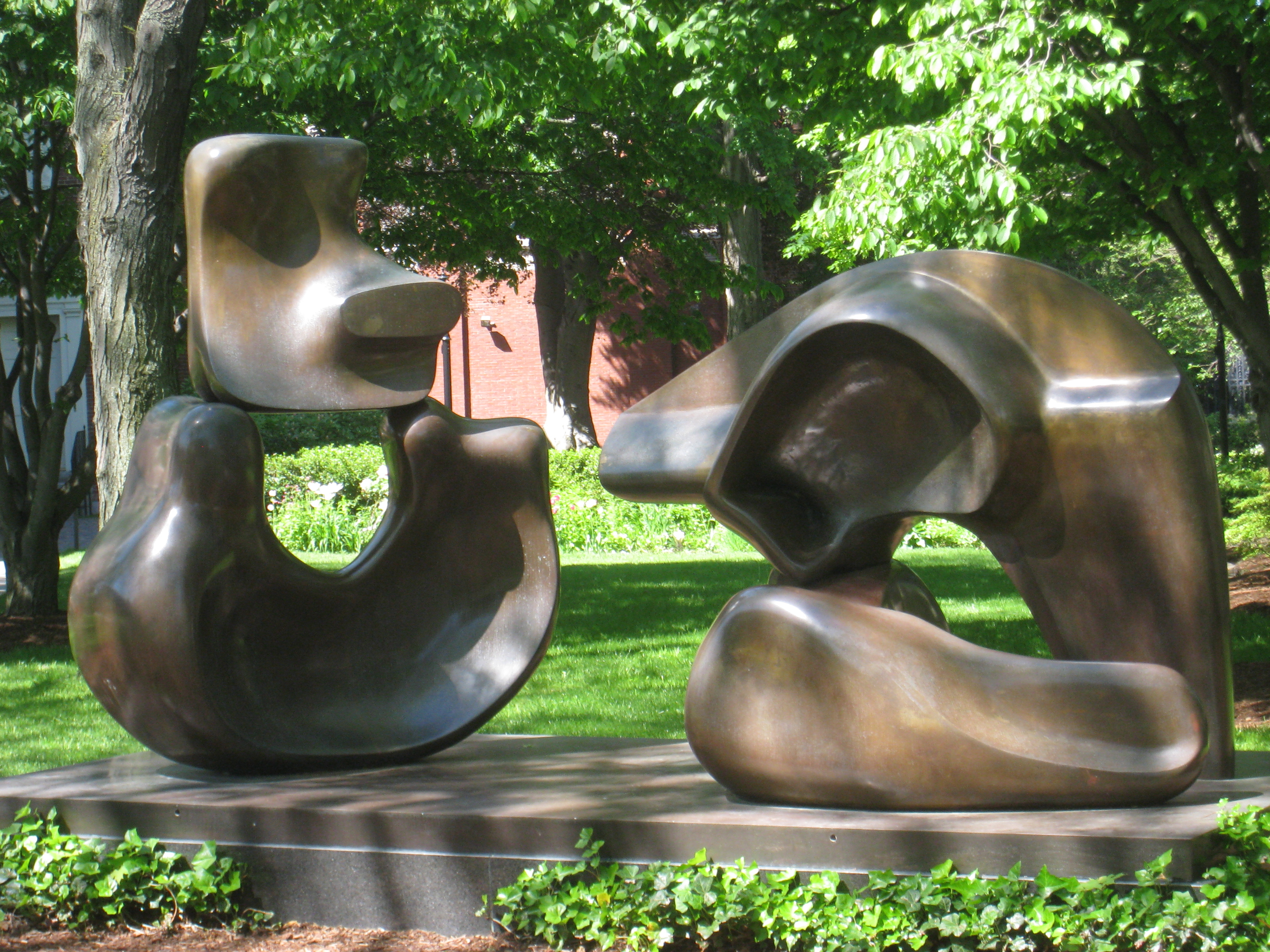 Henry_Moore_sculpture%2C_Harvard_Univers