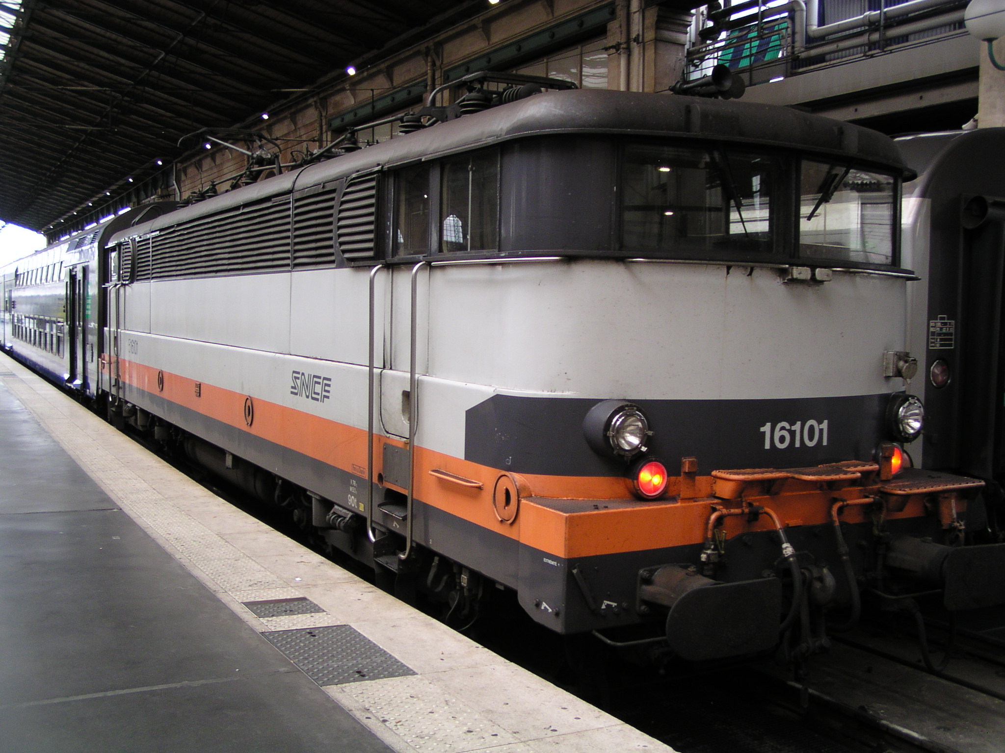 http://upload.wikimedia.org/wikipedia/commons/7/75/SNCF_BB_16101_at_Paris_Gare_du_Nord.JPG