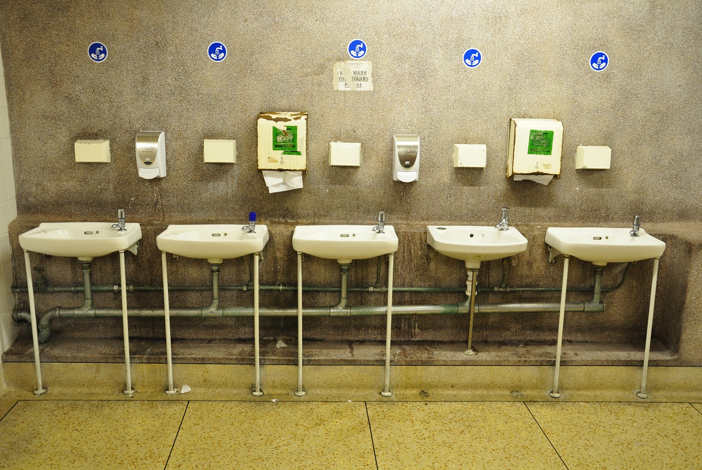 English: Sinks in the public toilet of the Cas...