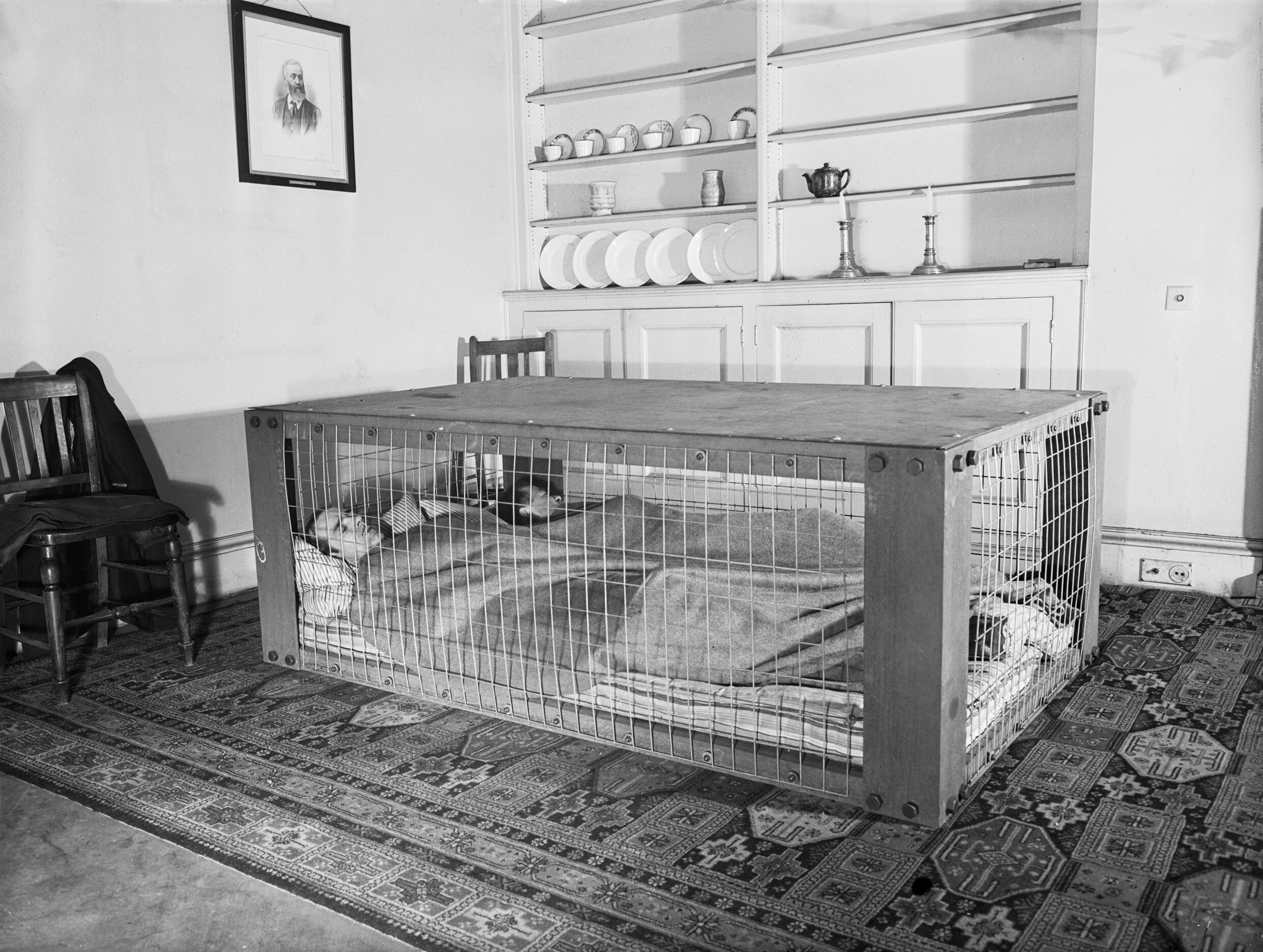 A_couple_sleeping_in_a_Morrison_shelter_during_the_Second_World_War._D2055.jpg