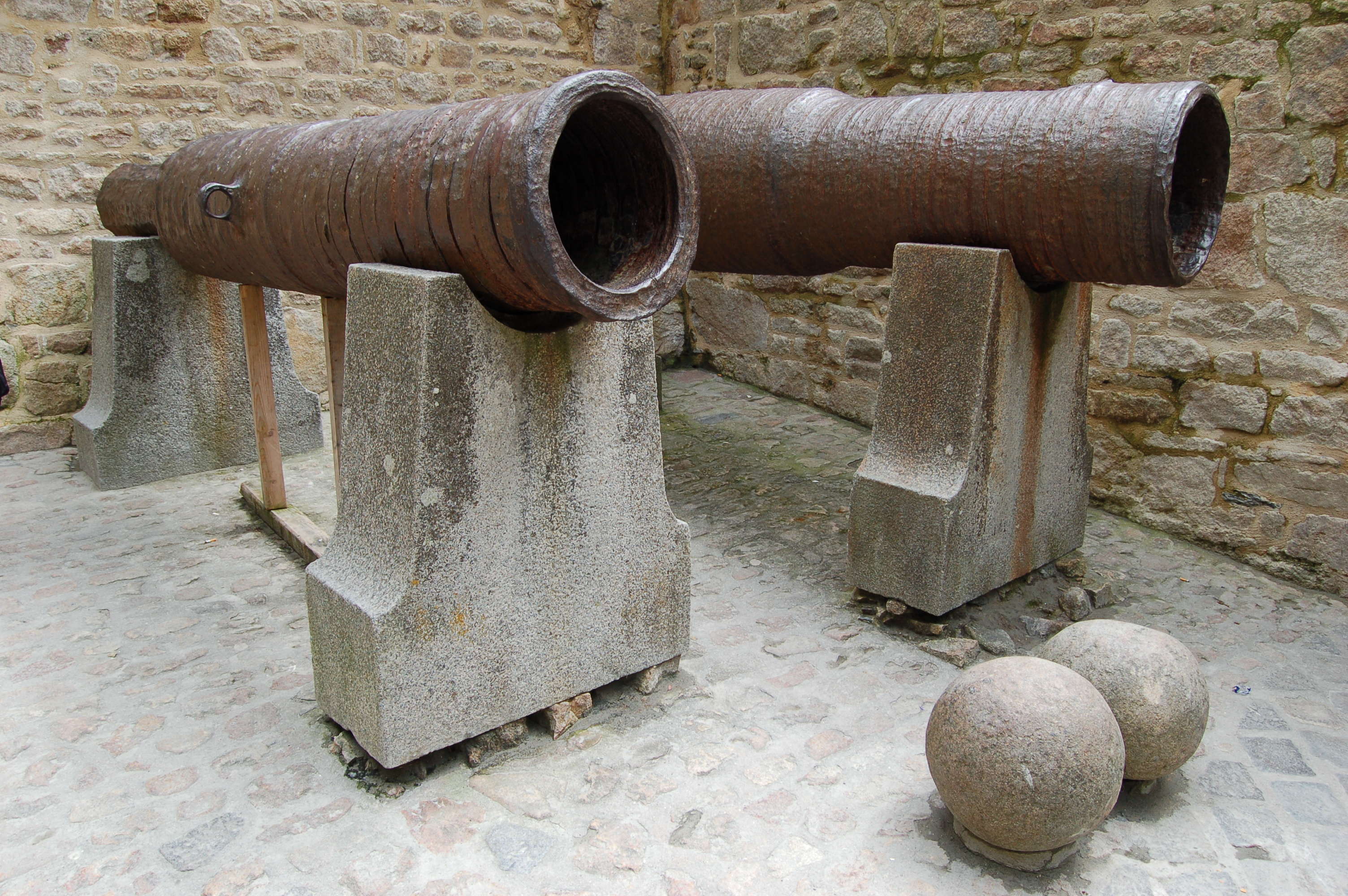 Cannons_abandonded_by_Thomas_Scalles_at_Mont_Saint-Michel.jpg?uselang=ru