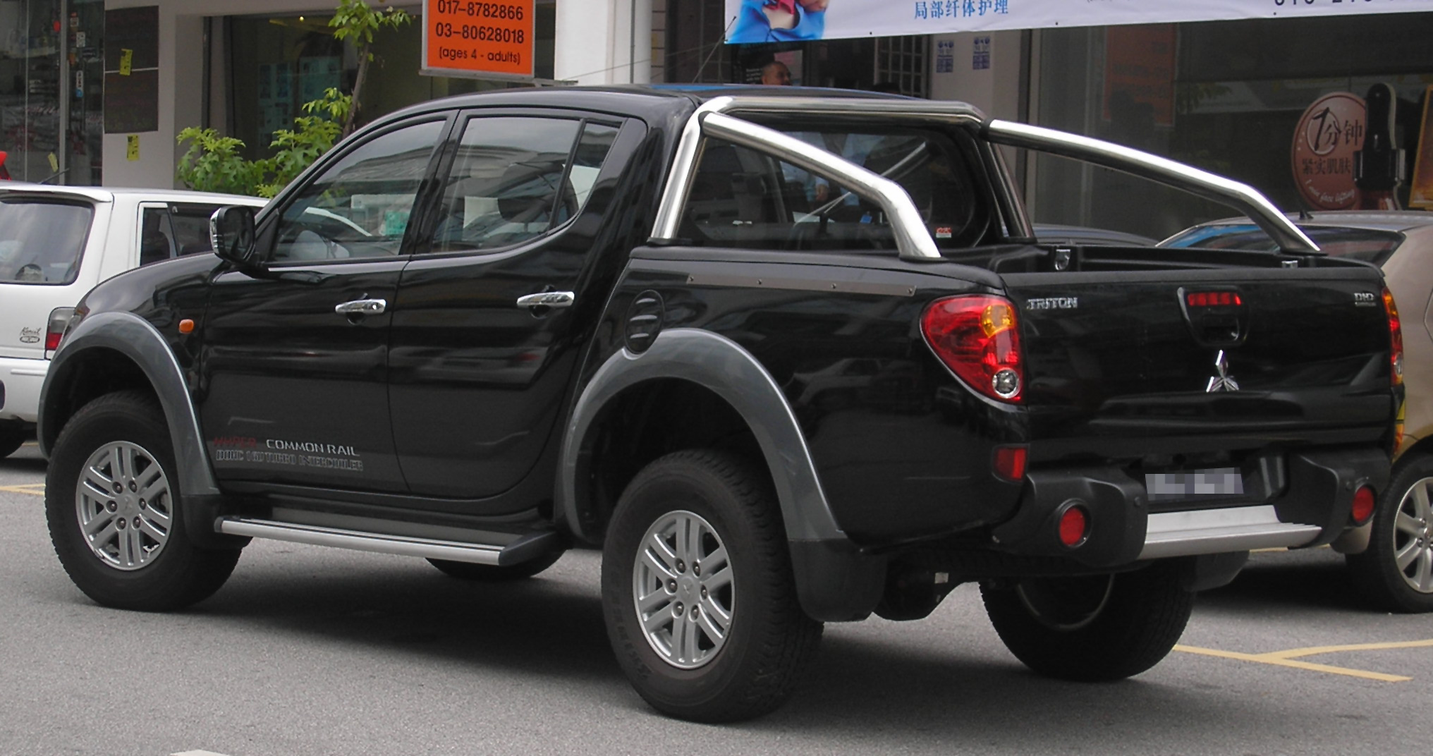 L200 Triton estreia versão 2011 - Página 2 Mitsubishi_Triton_%28first_generation%29_%28rear%29,_Serdang