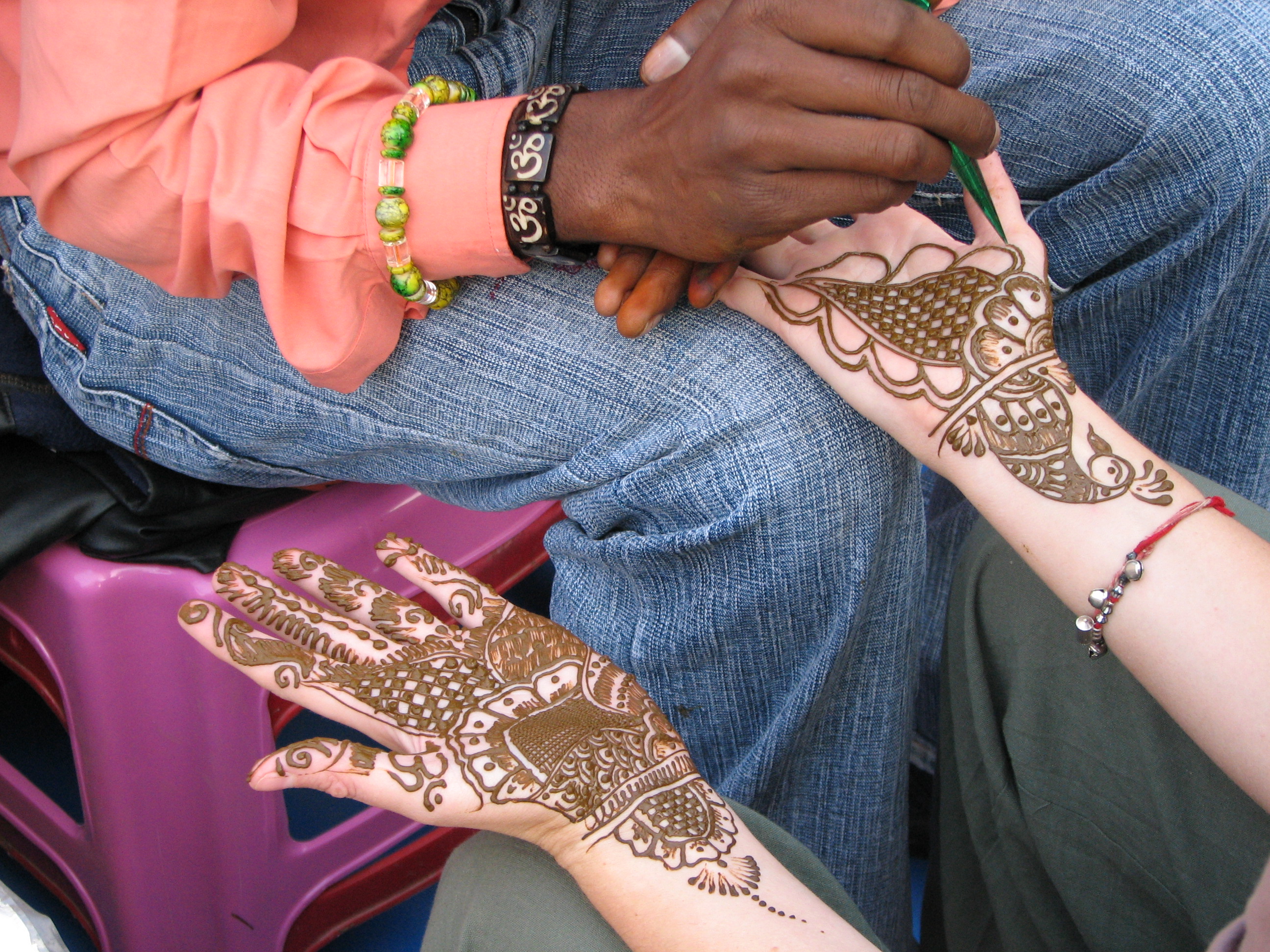 File:A Henna or Mehndi applier, Rishikesh.jpg - Wikimedia Commons