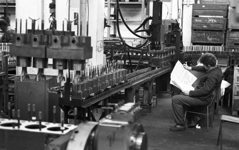 Bundesarchiv Bild 183-1990-1001-001, Nordhausen, Kurzarbeit / CC-BY-SA [CC-BY-SA-3.0-de (http://creativecommons.org/licenses/by-sa/3.0/de/deed.en)], via Wikimedia Commons