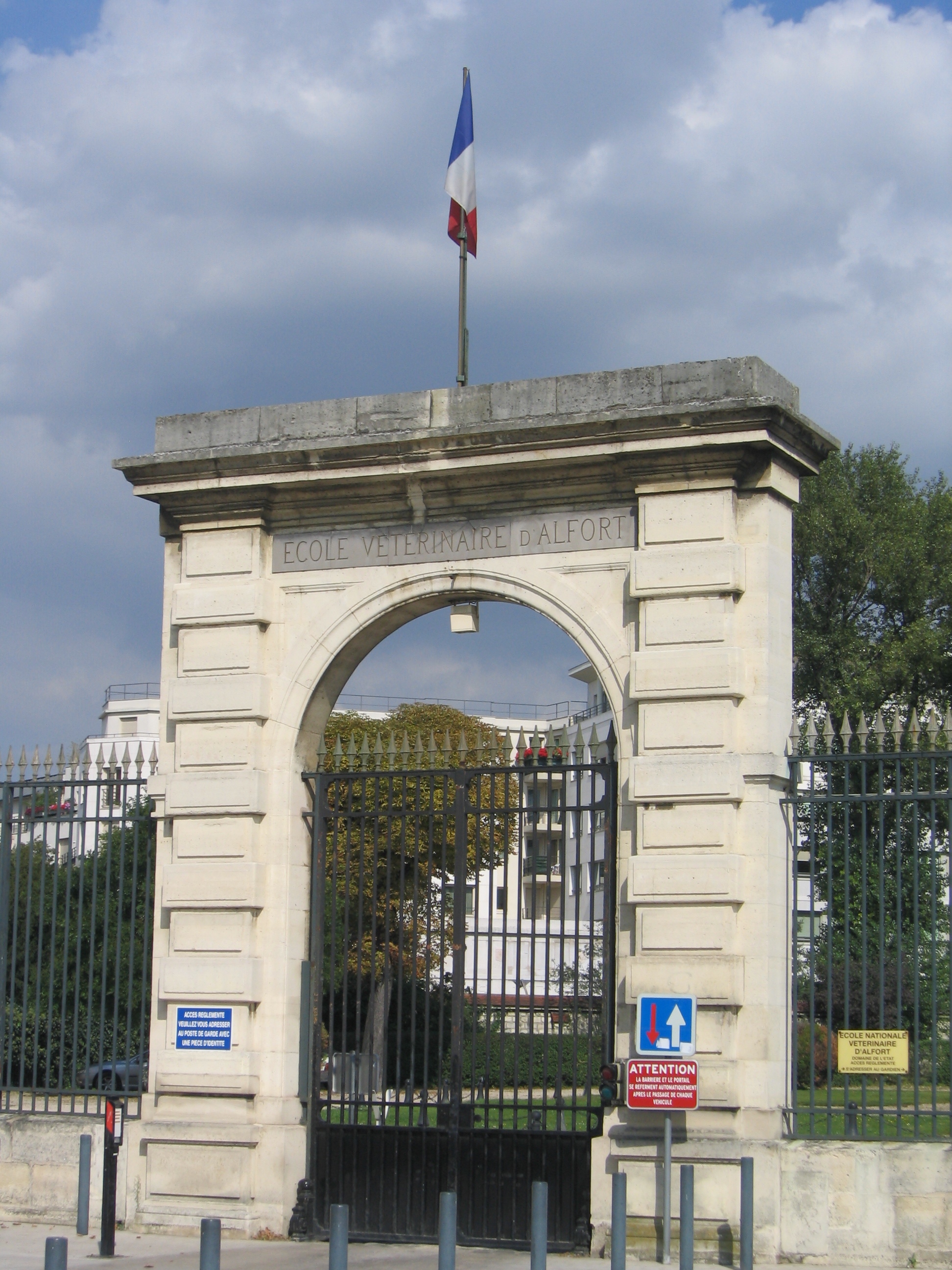 http://upload.wikimedia.org/wikipedia/commons/7/77/Porche_entr%C3%A9e_principale_%C3%A9cole_v%C3%A9t%C3%A9rinaire_Maisons-Alfort_France.JPG