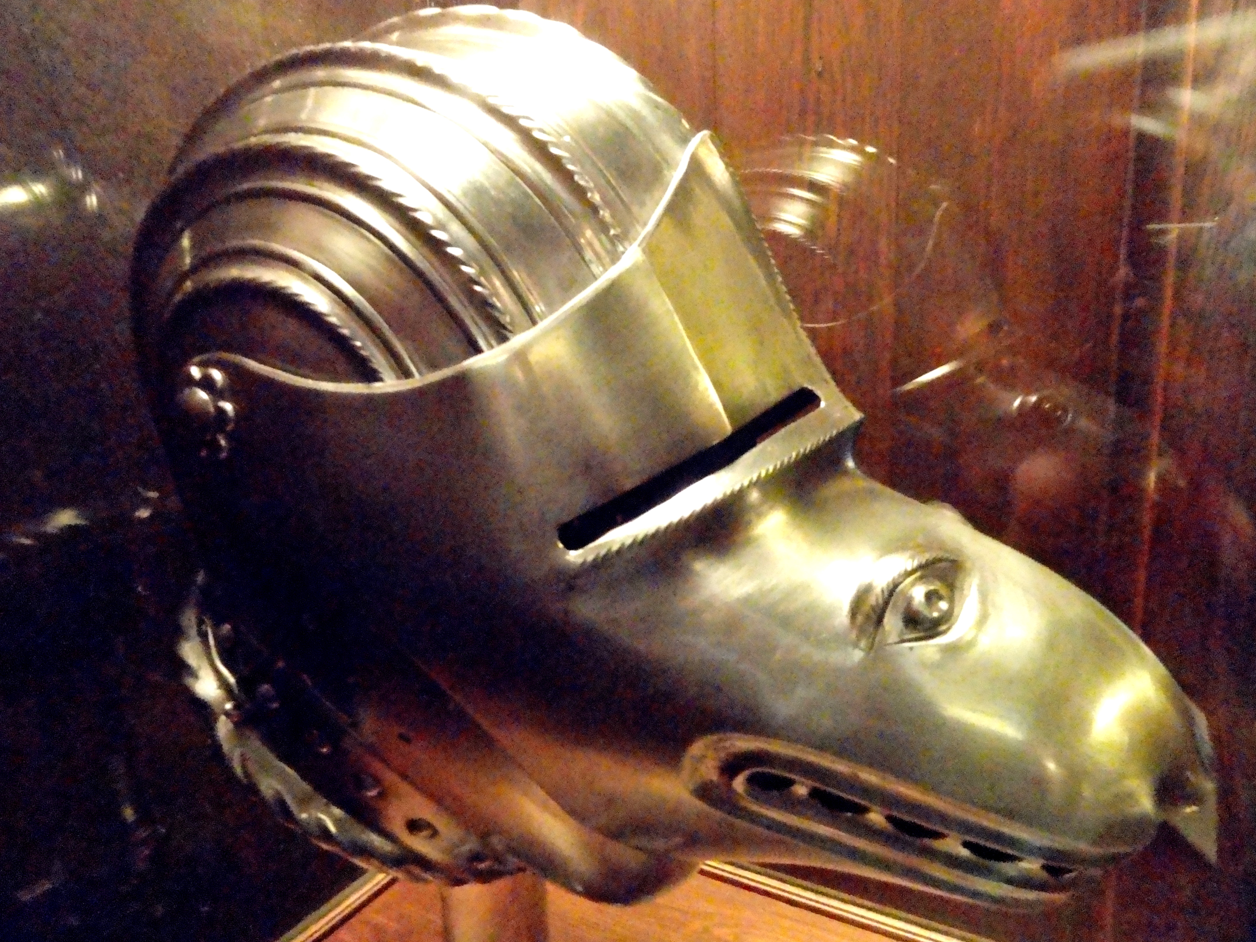 http://upload.wikimedia.org/wikipedia/commons/7/78/Close_helmet_with_wolf-face_visor,_20th_century_reproduction_-_Higgins_Armory_Museum_-_DSC05436.JPG