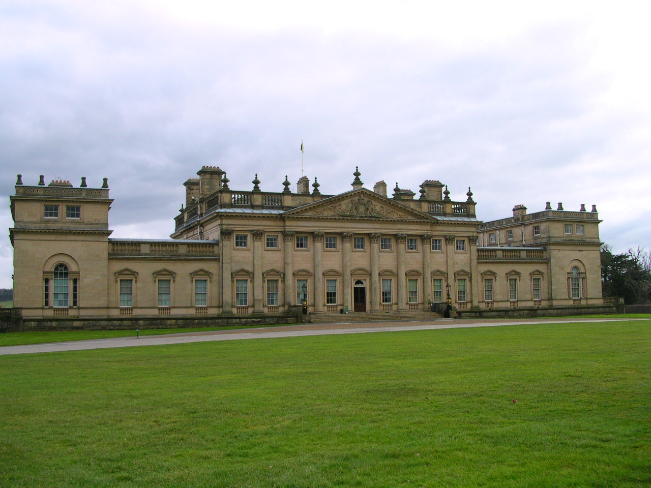 Harewood_House_frontage.JPG