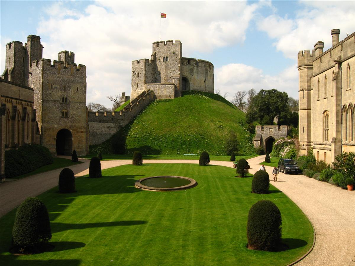 File:Arundel Castle - motte and quadrangle, England (18 April 2006).jpg