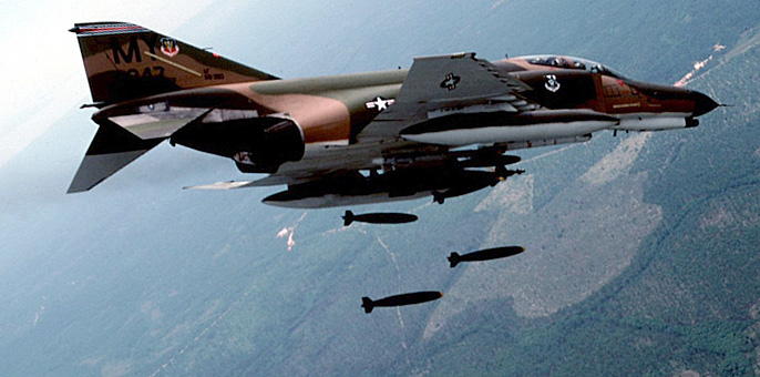 http://upload.wikimedia.org/wikipedia/commons/7/79/F-4_Phantom_II_in_flying.jpg