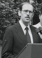 Питер Макферсон на кафедре в 1981 году (обрезано) .jpg