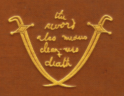 Тиснение на обложке первого печатного издания: два скимитара и надпись (в переводе — «меч означает чистоту + смерть»)
