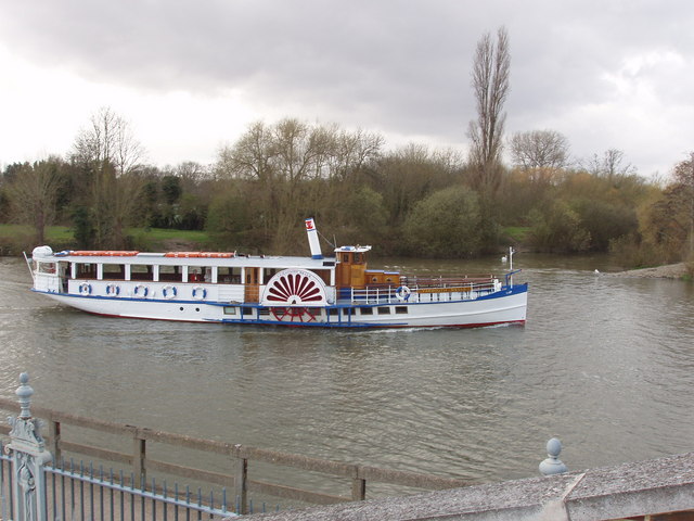 Thames river boat by Hampton Court - geograph.org.uk - 745370