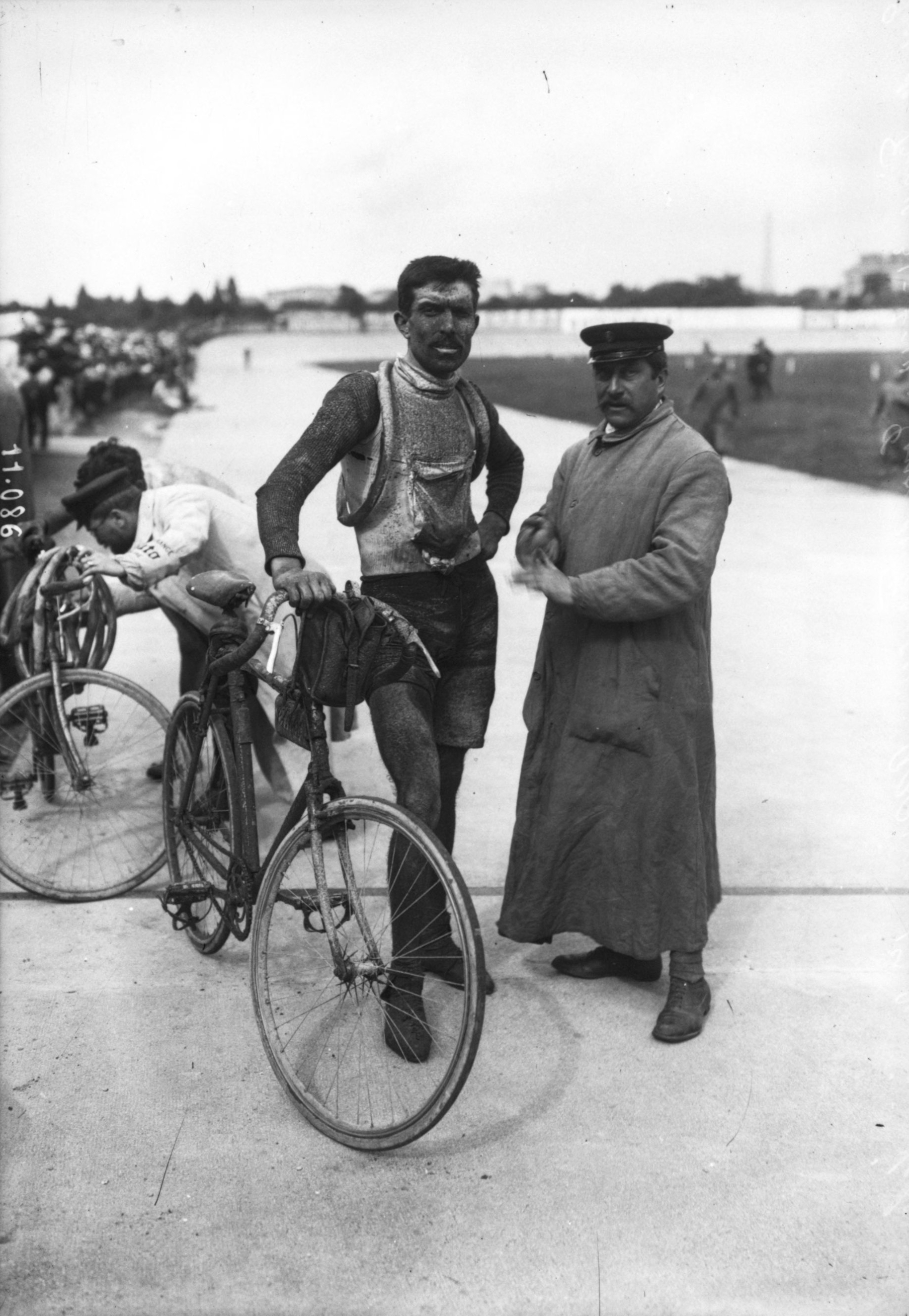 Ernesto Azzini en su triunfo de etapa del Tour de France del 1910