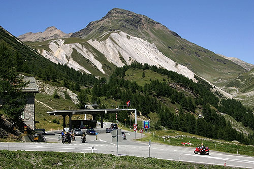 Il bivio tra Bernina e Forcola di Livigno (dritto) (wikipedia)
