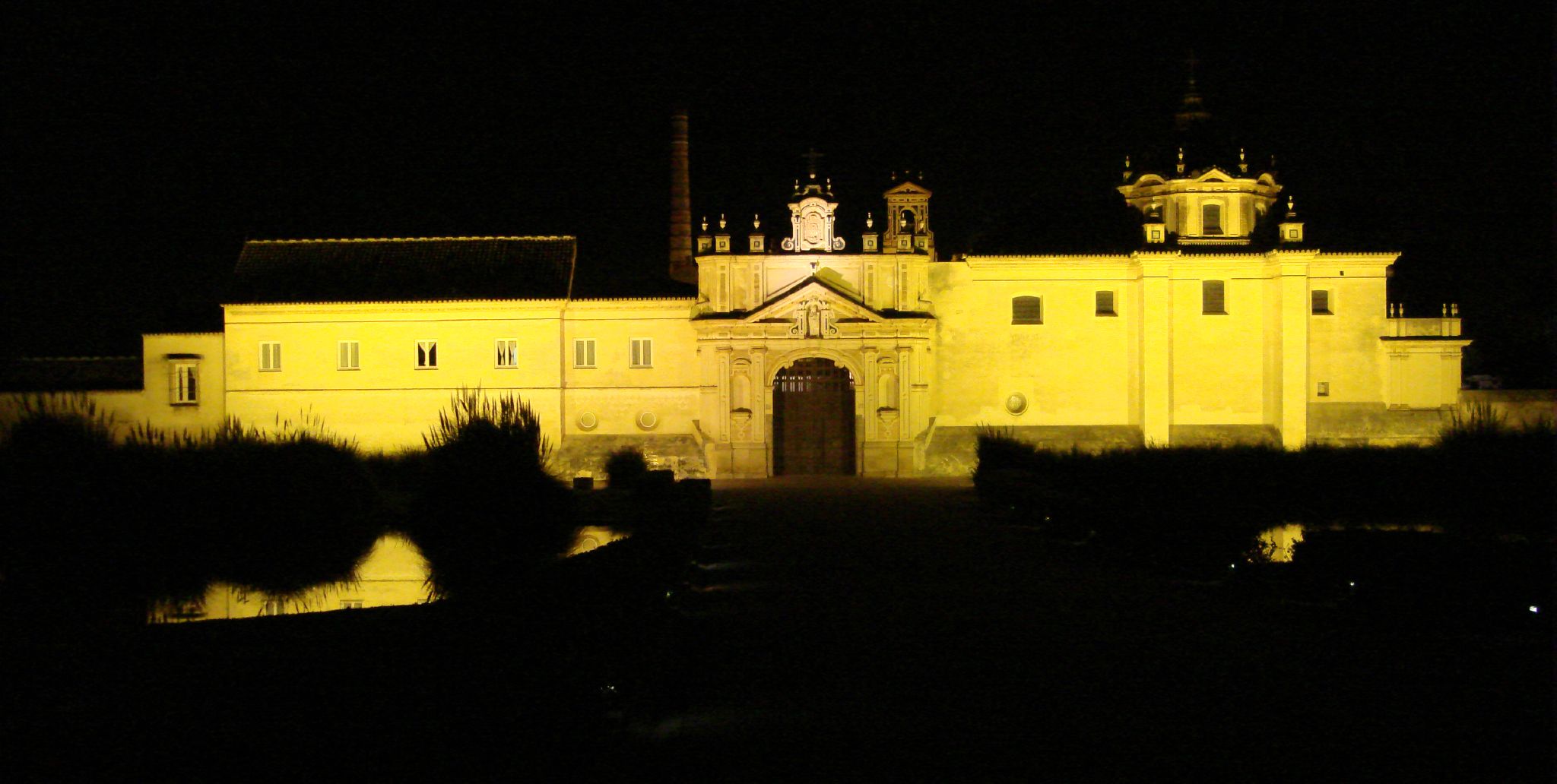 http://upload.wikimedia.org/wikipedia/commons/7/7a/La_Cartuja_de_Sevilla_de_noche.jpg