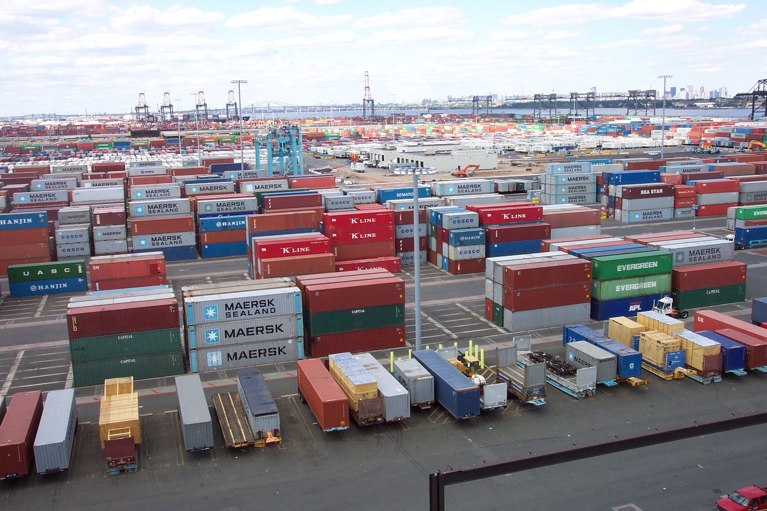 File:Line3174 - Shipping Containers at the terminal at Port Elizabeth