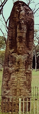 Un monumentu alto y estrecho cola escultura prominente d'un rei arrodiáu de decoración ellaborada