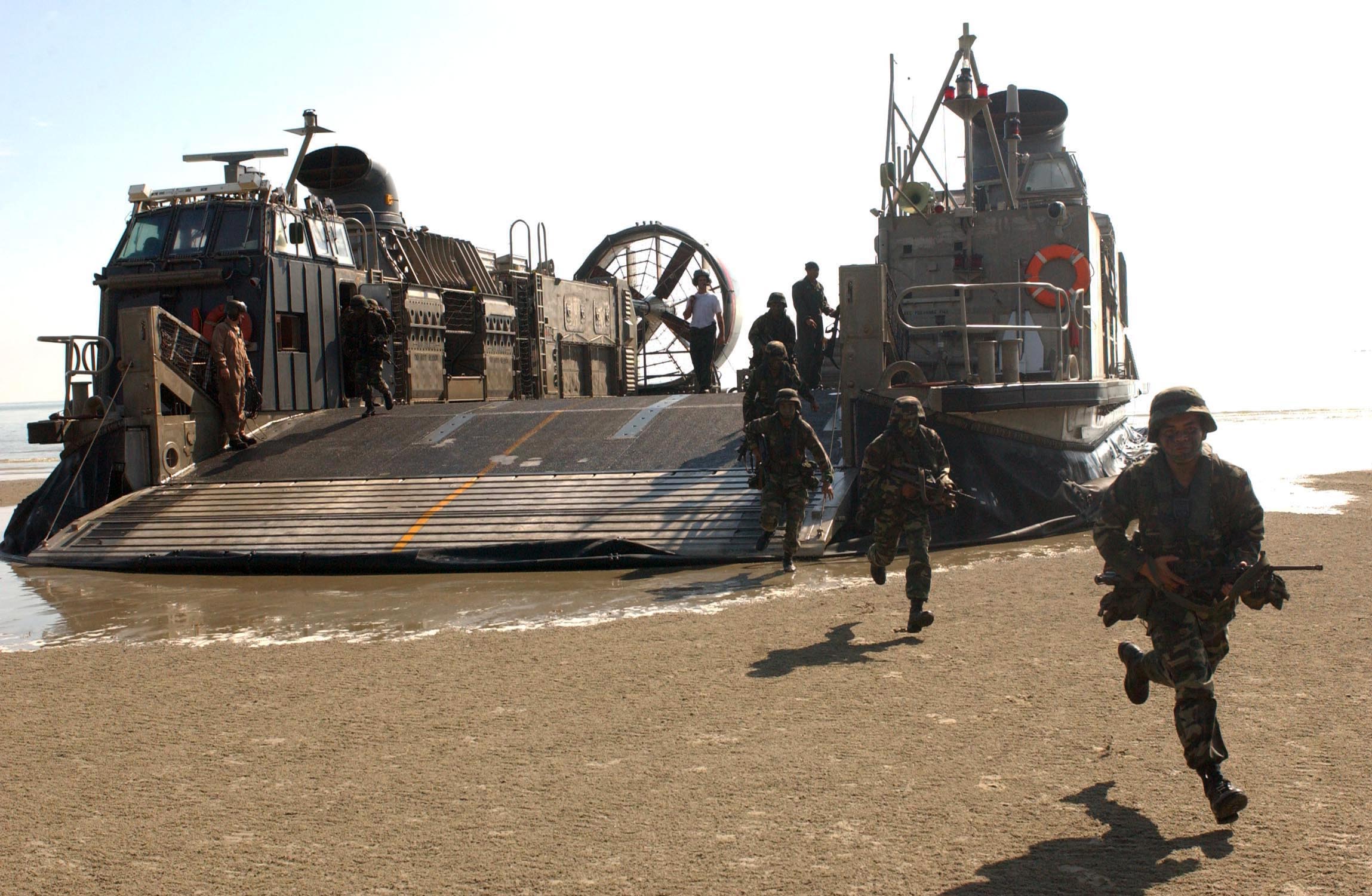 US Navy 050714-N-7912E-006 Royal Malaysian Army soldiers secure Kuala Rompin Beach after arriving in a U.S. Navy Landing Craft, Air Cushion (LCAC).jpg