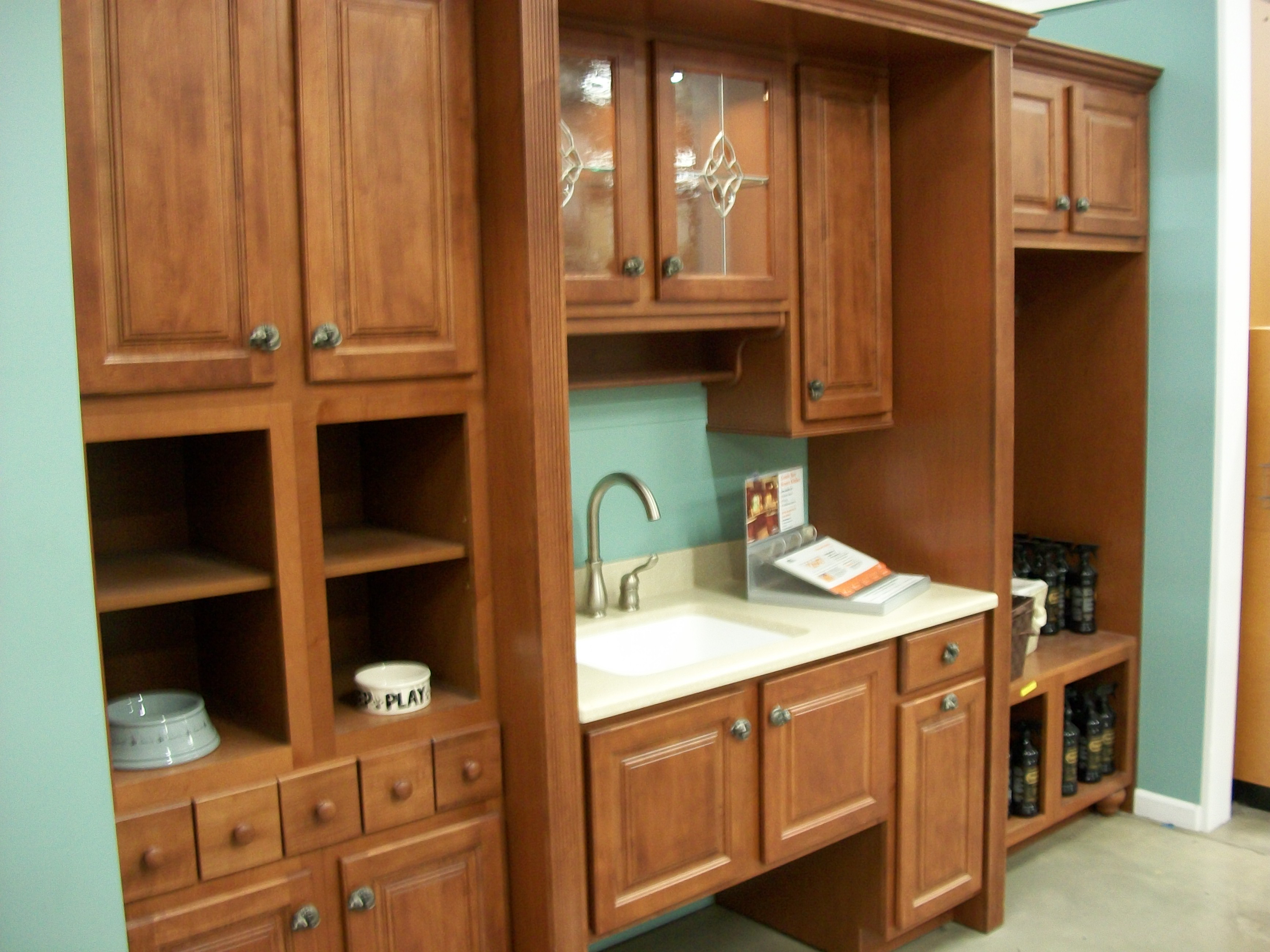 kitchen cabinet with crosswise bar
