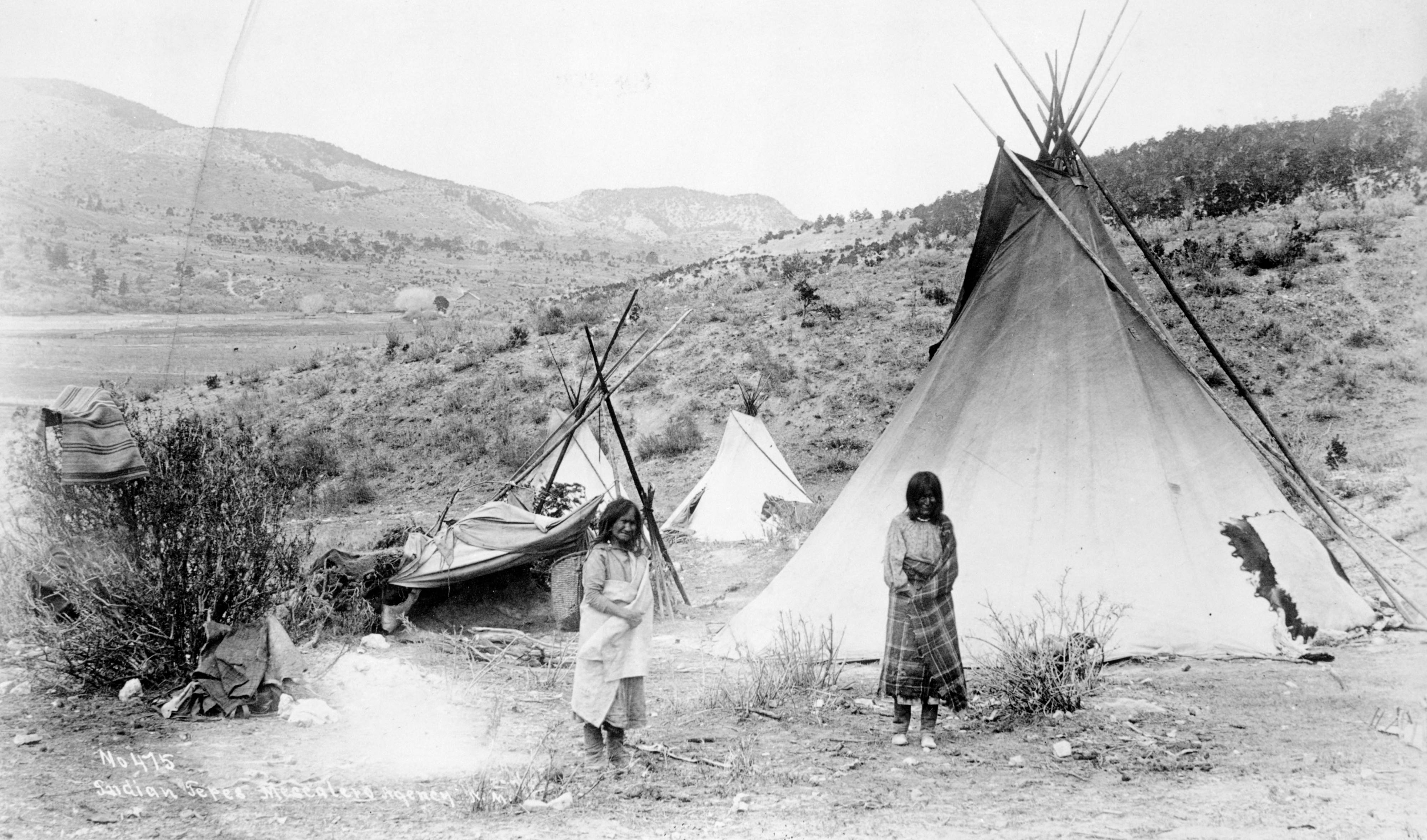 Mescalero_tipis.jpg