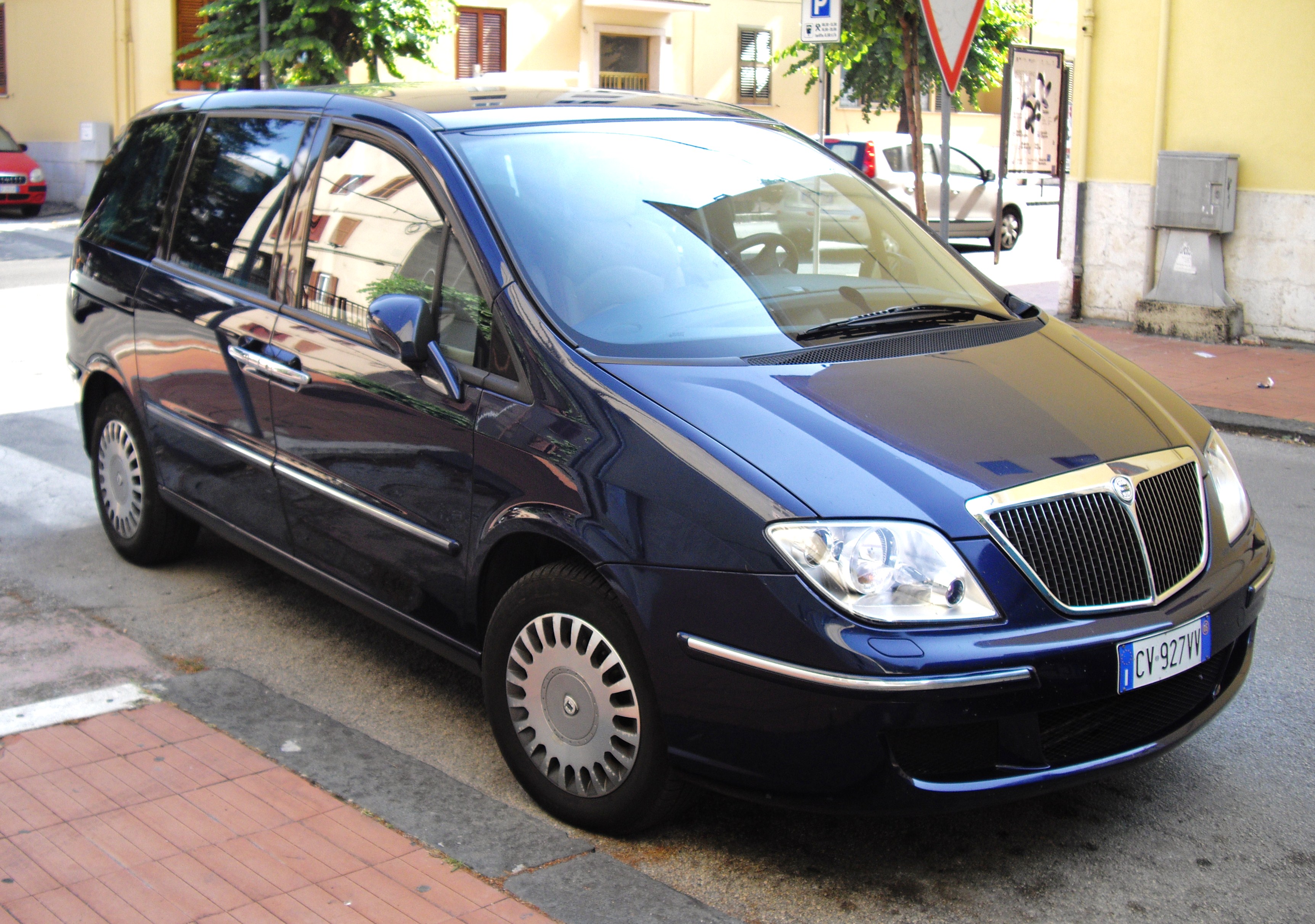 2005_Lancia_Phedra_2.0_JTD.JPG