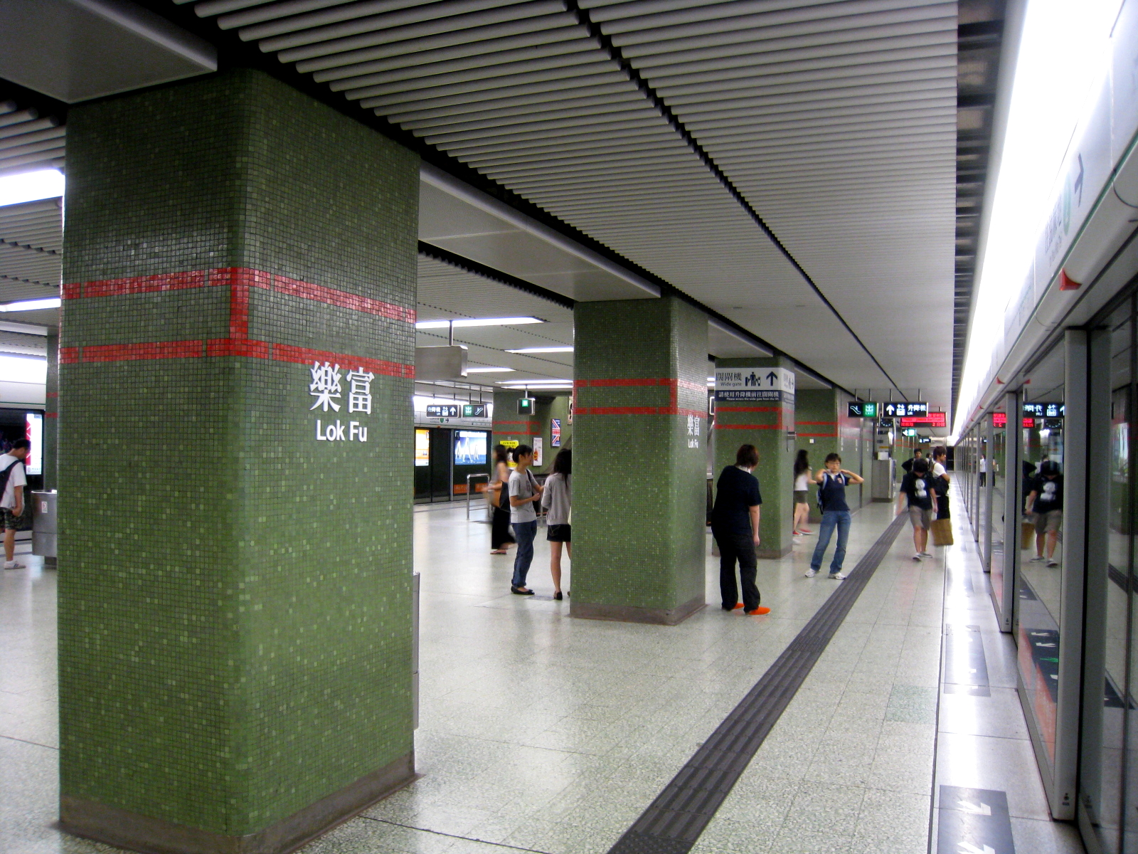 HK_MTR_Lok_Fu_Station_Platform.jpg