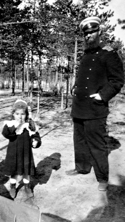 Файл:Alexey Krylov with daughter.JPG