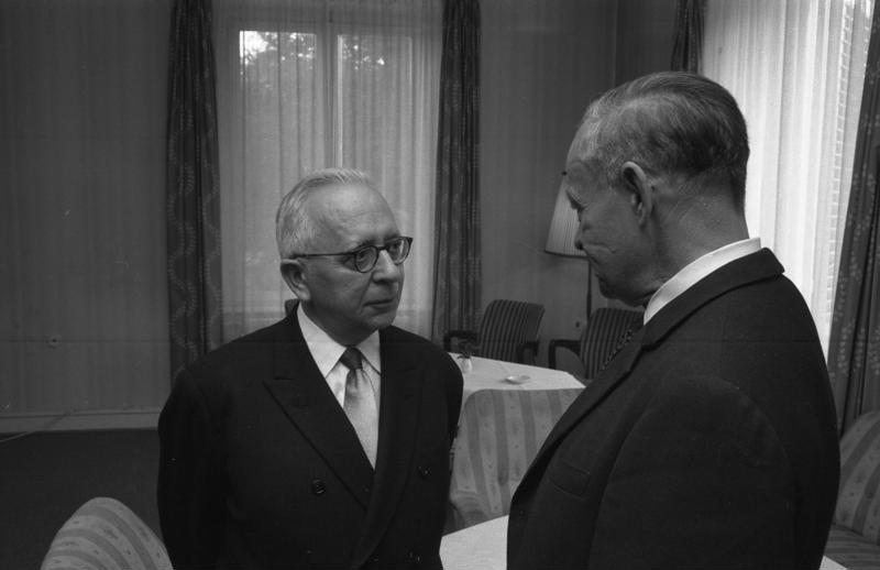 Konstantinos Spyridakis (left) with German diplomat Rolf Otto Lahr (right)