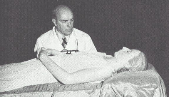 Ficheiro:Eva Perón - Cadáver momificado con Dr Pedro Ara- 1953-55.jpg