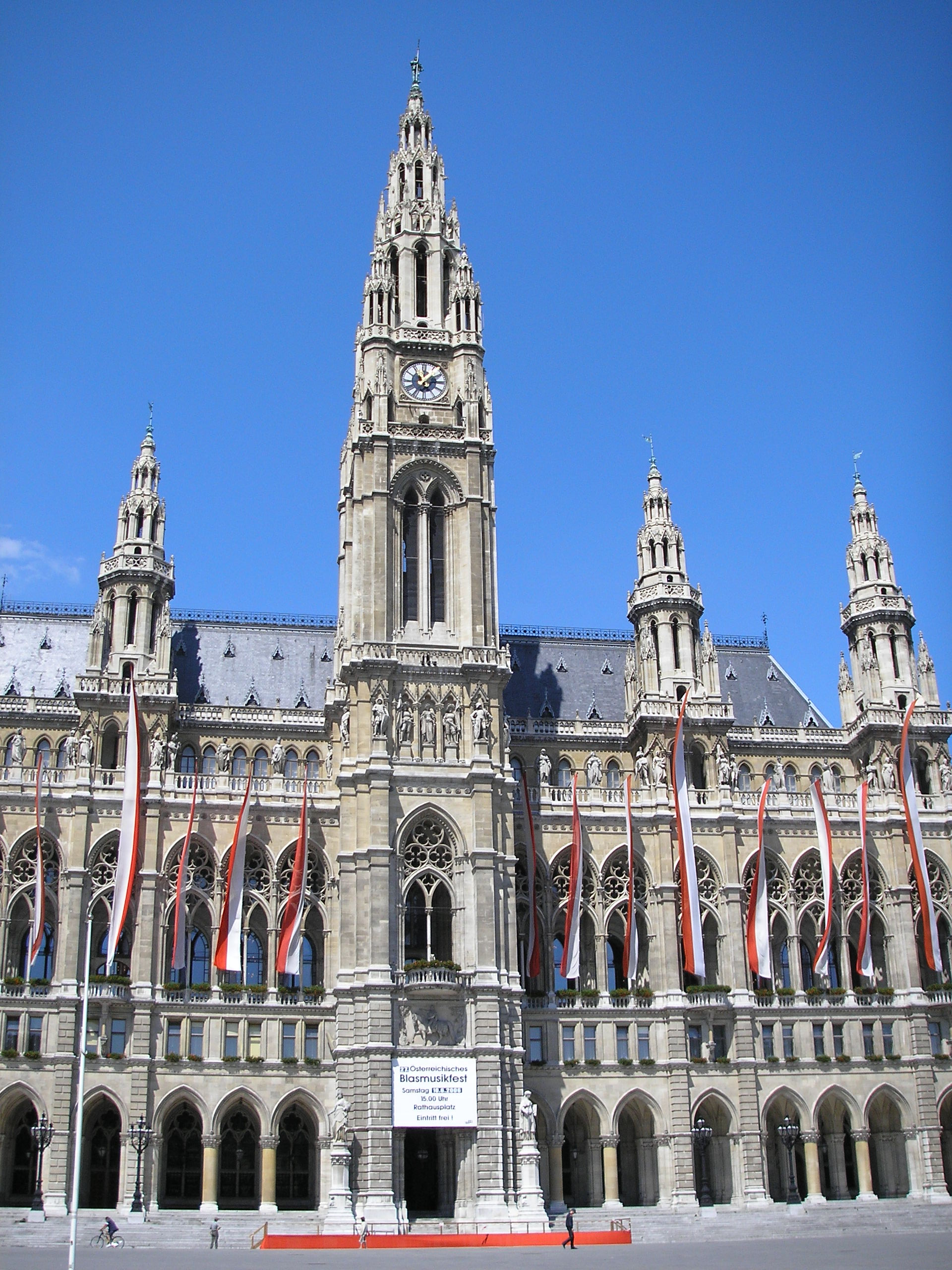 Rathaus_Vienna_June_2006_171.jpg