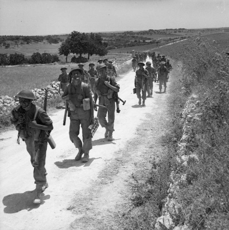 Soldati britannici in marcia durante la campagna in Sicilia