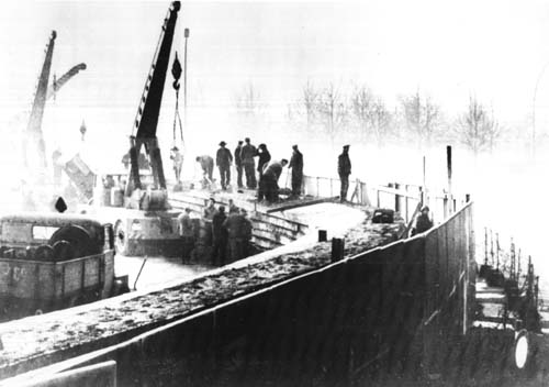 http://upload.wikimedia.org/wikipedia/commons/8/80/Berlin_Wall_1961-11-20.jpg