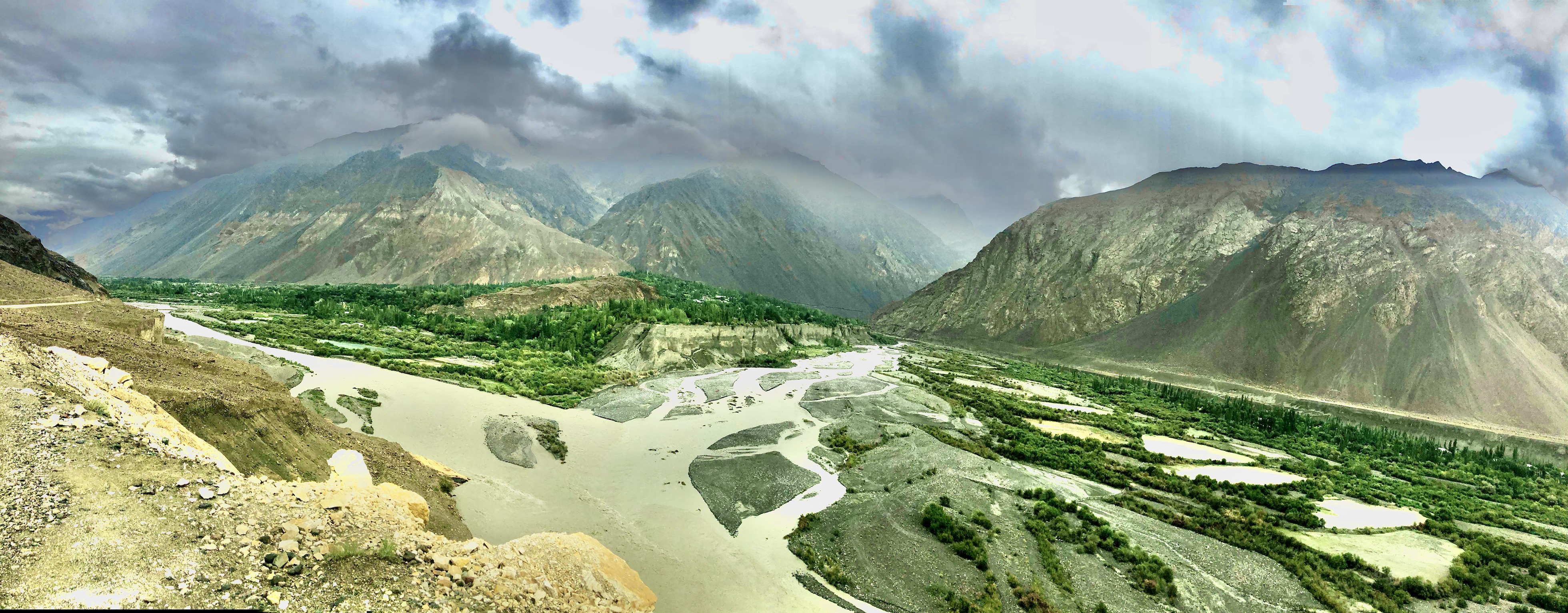 Confluence of Laspur River (right) and Yarkhun River (left) at Mastuj.jpg