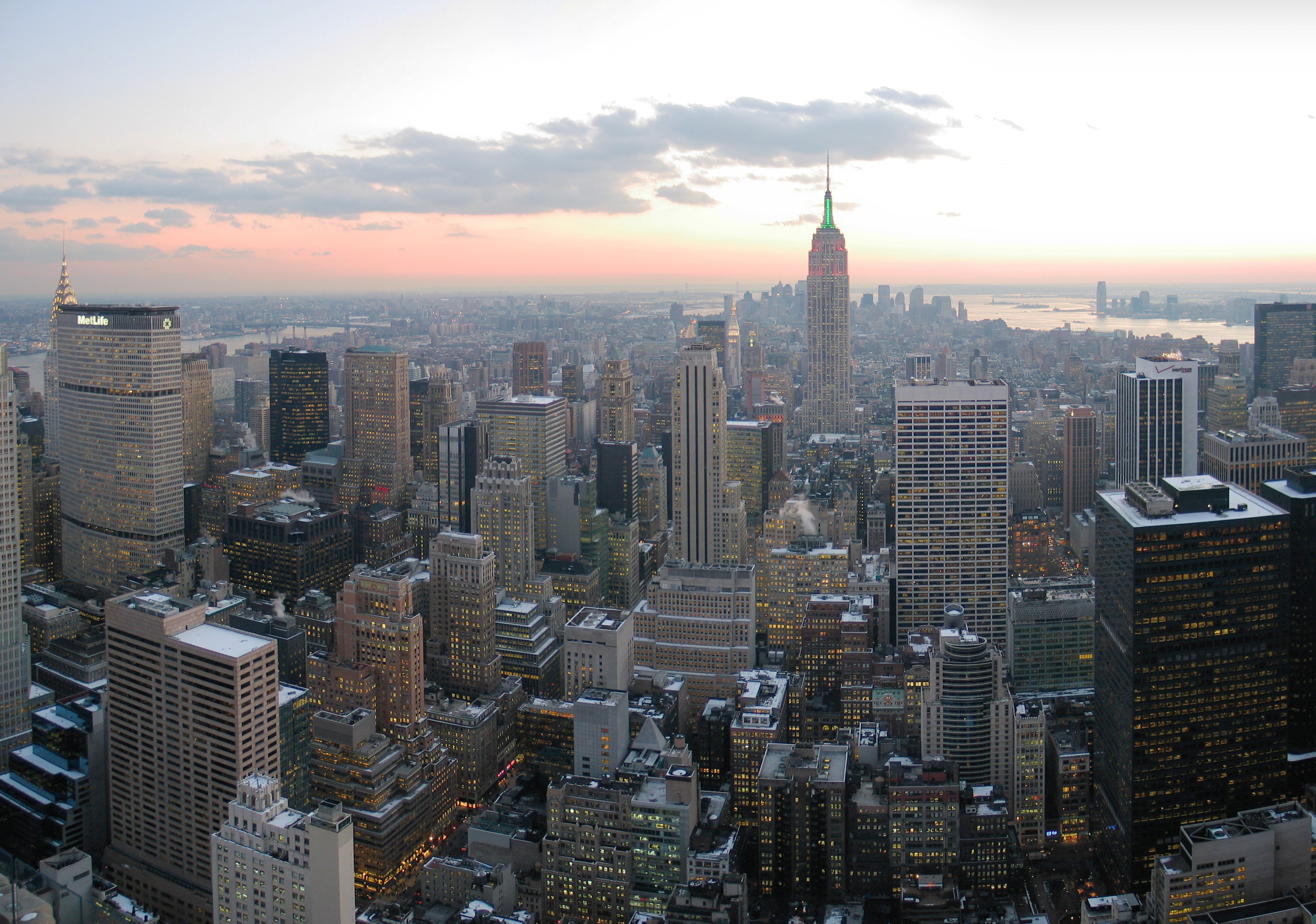 NYC_wideangle_south_from_Top_of_the_Rock.jpg