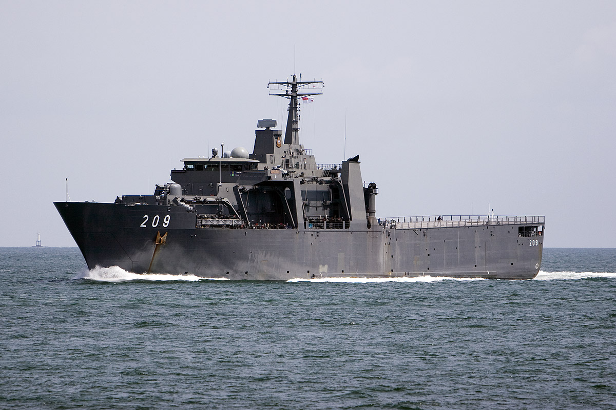 http://upload.wikimedia.org/wikipedia/commons/8/80/Singapore_Strait_Passing_warship.jpg